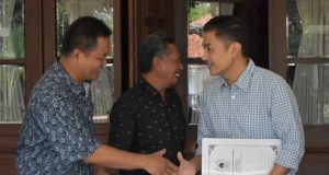 PEMBINAAN ATLET : Walikota Salatiga Yuliyanto saat menerima kunjungan Plt Ketua KONI Salatiga Agus Purwanto beserta pengurus di Rumdin Walikota.