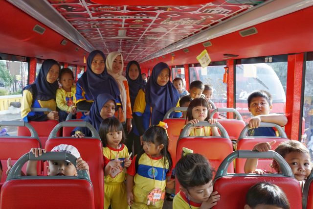 CINTA KOTA: Siswa-siswi Play Group dan Taman Kanak-kanak Jemema mengikuti ¿ eld trip keliling Kota Semarang dengan naik bus T=tingkat Denok-Kenang, Sabtu (1/2)