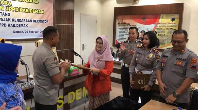 BANTUAN POLISI : UPPD Kabupaten Demak menggandeng petugas Babinkamtibmas untuk menagih pajak sehingga diharapkan bisa akan meningkatkan pendapatan pajak.