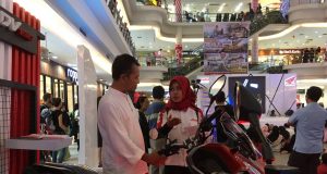 HPMD SOLO: Salespeople Honda sedang menjelaskan mengenai fitur dan keunggulan Honda ADV 150 kepada salah satu pengunjung Honda Premium Matic. Foto: istimewa for jateng pos  