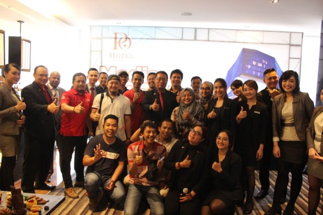 GATHERING MEDIA: Para pewarta dan manajemen tengah foto bersama dalam acara Gathering Media di Club Lounge, salah satu failitas unggulan PO Hotel Semarang.