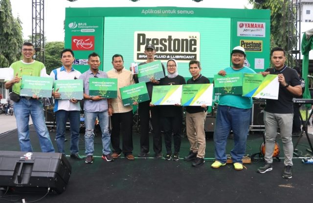 FOTO BERSAMA: Abriyani Muharohmah (tengah), City Manager 4-Wheels Semarang, saat foto bersama mitra terbaik Grab yang mendapatkan penghargaan terbaik. FOTO : DWI SAMBODO/JATENG POS