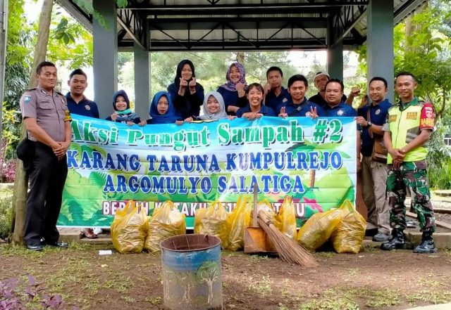 BRAVO KARANGTARUNA: Karang Taruna Kumpulrejo didampingi Babinsa dan Babinkamtibmas Argomulyo usai aksi pungut sampah. ( foto : dekan bawono/ist/ jateng pos).