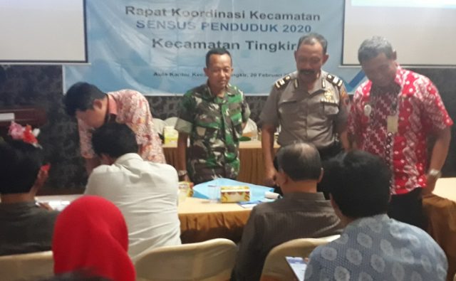 RAKOR SENSUS : Camat Tingkir Saifudin bersama anggota Polsek Tingkir dan anggota Koramil saat melihat peserta rapat koordinasi yang menggunakan aplikasi sensus on line. ( foto : dekan bawono/ jateng pos).