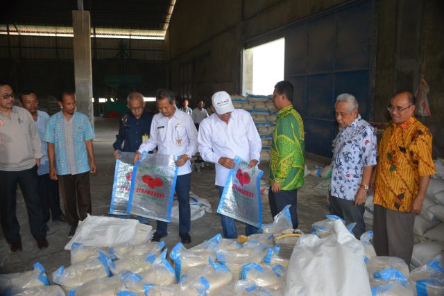 CEK MILLING : Bupati Demak HM Natsir saat melakukan pengecekan rice milling di Mranak Kabupaten Demak dalam rangka mempertahankan swasembada pangan.