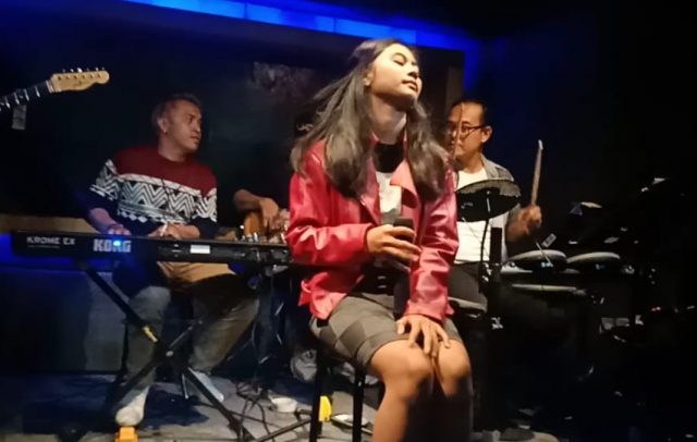 MENGHIBUR : Salah satu talenta musik lokal Semarang tampil di Man Space, Karaoke, Lounge & Bar, menghibur pengunjung. Foto : DWI SAMBODO/ JATENG POS. 