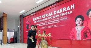 BUKA RAKERDA:Puan Maharani menabuh gong sebagai tanda dibukanya Rakerda DPD PDIP Jateng.