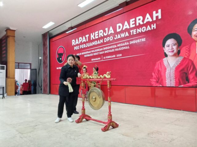 BUKA RAKERDA:Puan Maharani menabuh gong sebagai tanda dibukanya Rakerda DPD PDIP Jateng.