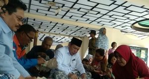 SARAPAN - Wali Kota HM Saelany Machfudz sarapan bersama warga Kelurahan Tirto yang mengungsi di Masjid Al Karomah.