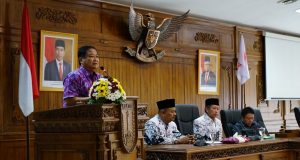 INOVASI PENDIDIKAN : Sekda Salatiga Fakruroji saat membuka konfrensi PGRI Salatiga yang berlangsung di gedung DPRD Kota Salatiga. ( foto : dekan bawono/ jateng pos).