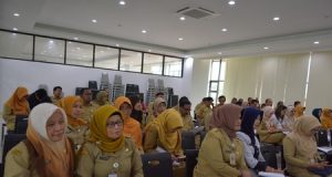 SERIUS : Para peserta forum konsultasi public saat menyimak penjelasan dari nara sumber. ( foto : dekan bawono/ jateng pos).