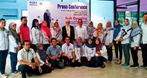 Kepala Bidang Penyelenggaraan dan Pemberdayaan BBPLK Semarang, Dodi Suhardiyono, beserta Konsultan atau Expert dari Jerman, Mr. Klaus Tischler, berfoto bersama para peserta pelatihan Start-Up bidang Bisnis Manajemen (Bisman) dan Fashion Technology, Selasa (4/2/2020), di Balai Besar Pengembangan Latihan Kerja (BBPLK) Semarang. FOTO : ANING KARINDRA/JATENG POS