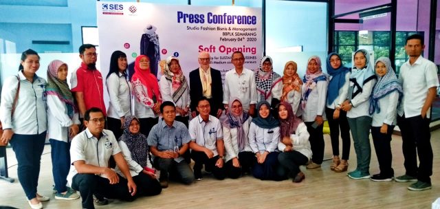 Kepala Bidang Penyelenggaraan dan Pemberdayaan BBPLK Semarang, Dodi Suhardiyono, beserta Konsultan atau Expert dari Jerman, Mr. Klaus Tischler, berfoto bersama para peserta pelatihan Start-Up bidang Bisnis Manajemen (Bisman) dan Fashion Technology, Selasa (4/2/2020), di Balai Besar Pengembangan Latihan Kerja (BBPLK) Semarang. FOTO : ANING KARINDRA/JATENG POS