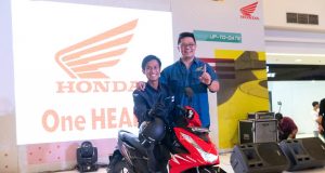 LAUNCHING BeAT TEGAL: Region Head Astra Motor Jateng, Ronaldo Widjaja berpose dengan model saat peluncuran All New Honda BeAT di Rita Mall Tegal. Foto: istimewa for jateng pos