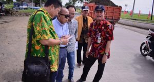 INJAU PROYEK;Jajaran Komisi D DPRD Jateng meninjau proyek Jalan Menganti-Kesugihan, Kamis (6/2/2020).