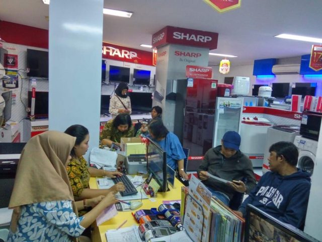 RAMA: Setiap hari, pelanggan ramai membeli beragam perangkat elektronik di Global Elektronik Semarang. FOTO : IST/ANING KARINDRA/JATENG POS