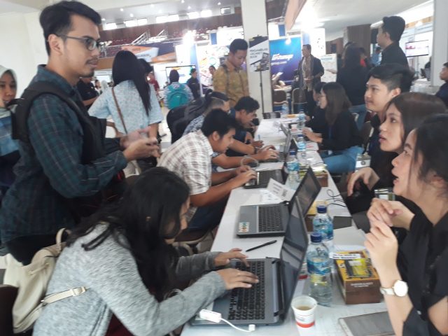 Kesempatan Kerja : Sejumlah pelamar kerja sedang melakukan registrasi di acara Job Fair UKSW. ( foto : dekan bawono/ jateng pos). Tangkap Peluang Kerja, UKSW Gelar Job Fair