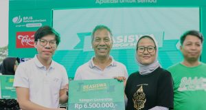 BEASISWA GRAB: Grab, aplikasi serba bisa terkemuka di Asia Tenggara memberikan beasiswa pendidikan bagi putra dan putri mitra pengemudi berprestasi di Semarang. FOTO : IST/ANING KARINDRA/JATENG POS