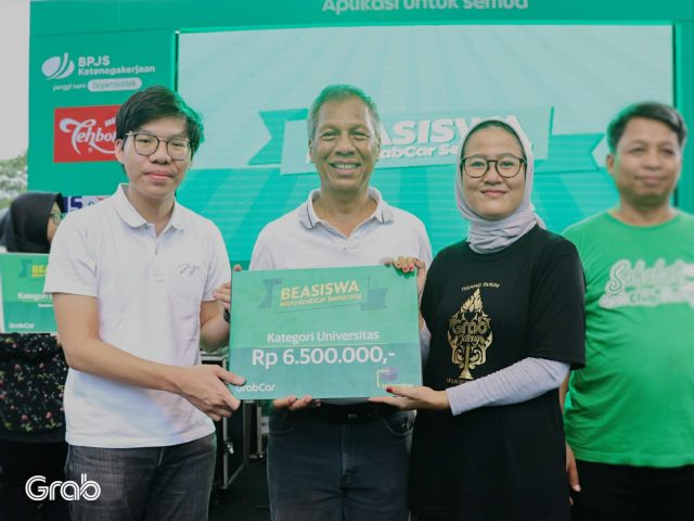 BEASISWA GRAB: Grab, aplikasi serba bisa terkemuka di Asia Tenggara memberikan beasiswa pendidikan bagi putra dan putri mitra pengemudi berprestasi di Semarang. FOTO : IST/ANING KARINDRA/JATENG POS