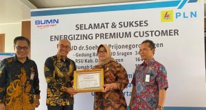 LAYANAN PREMIUM: General Manager PLN UID Jawa Tengah & DIY, Feby Joko Priharto, menyerahkan sertifikat layanan premium PLN untuk RSUD Sragen, kepada Bupati Sragen, Kusdinar Untung Yuni Sukowati. FOTO : IST/ANING KARINDRA/JATENG POS