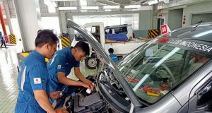 SERVIS SUZUKI: Sejumlah mekanik tengah mengecek mobil Suzuki milik konsumen dalam program 'Suzuki Day', di Suzuki BSB Semarang, Sabtu (22/2/2020). FOTO : ANING KARINDRA/JATENG POS