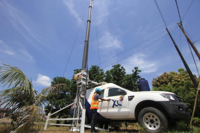 MOBILE BTS- Teknisi sedang melakukan pemeliharaan di salah satu perangkat Mobile Base Transceiver Station (M-BTS) milik XL Axiata yang berlokasi di Sekumpul, Martapura, Kalimantan Selatan, Kamis (13/02/2020). FOTO : ANING KARINDRA/JATENG POS