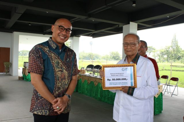 BANTUAN- General Manager PLN UID Jateng & DIY, Feby Joko Priharto, secara simbolis menyerahkan bantuan pembangunan masjid Hajah Yuliana, Madrasah Mu'allimin Muhammadiyah senilai Rp 50 juta dari Yayasan Baitul Maal (YBM) PLN Distribusi Jateng & DIY, yang diterima Ketua panitia pengembangan Madrasah Mu'allimin Muhammadiyah, Ahmad Syafii Maarif, Senin (24/2/2020). FOTO : IST/ANING KARINDRA/JATENG POS