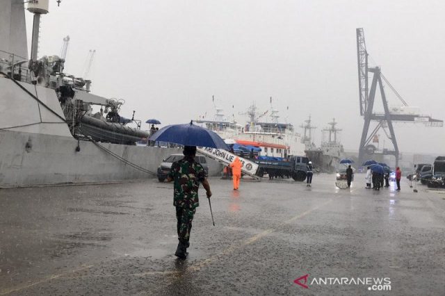 OBSERVASI:Persiapan KRI John Lie-385 menuju Pulau Sebaru Kecil lokasi observasi 188 WNI ABK kapal World Dream di Jakarta International Container Terminal, Tanjung Priok, Jakarta, Kamis (27/2/2020). (ANTARA/Virna P Setyorini)