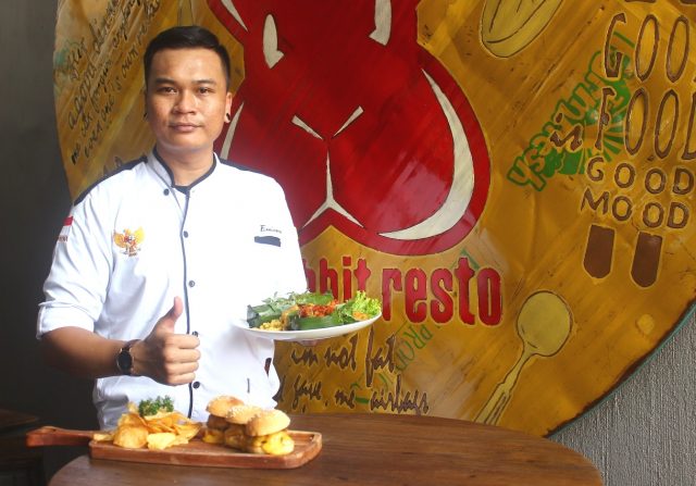 MENU SPESIAL: Ferdinan Alexander Chef Red Rabbit Resto & Coffe Shop tengah menunjukan salah satu menu khusus hasil masakan dan kreasinya. Foto : DWI SAMBODO/JATENG POS.