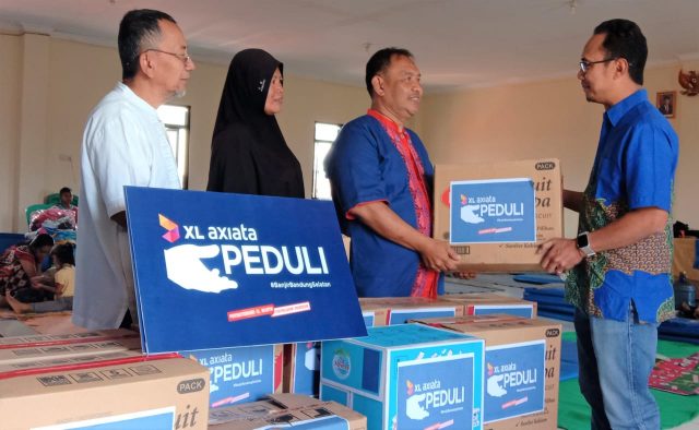 BANTUAN BANJIR: Head of Sales area Kota Bandung, Kab Bandung, dan Cimahi XL Axiata, Arif Farhan Budiyanto (kanan), menyalurkan bantuan berupa air bersih, obat-obatan, dan makanan secara langsung kepada perwakilan korban banjir di Dayeuhkolot, Kabupaten Bandung, pada Jumat (31/1).