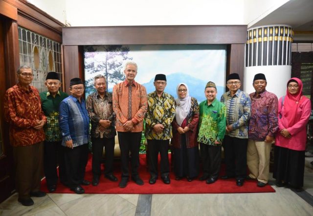 BERSAMA : Pengurus Muhammadiyah dan Aisyiyah tengah foto bersama, usai bersilahturahmi dan menyampaikan program agenda Muktamar 48, Juli 2020 mendatang