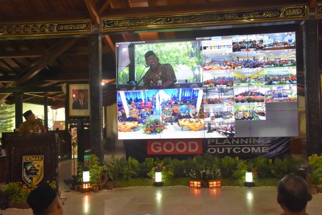 VIDEO CALL : Bupati Demak HM Natsir mencoba video conference kemarin dalam forum Musrenbang yang berlangsung di pendopko kabupaten.