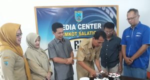 SELAMAT HPN : Kepala Bagian Protokol dan Komunikasi Kota Salatiga Rahadi Widya Prasetya didampingi Kasubbag Komunikasi Nurul Laily dan Kasubbag Protokol Rohmawati Utami bersama Wakil Ketua DPRD Latif Nahari saat memotong kue ultah HPN didampingi Ketua PWI Salatiga Surya Yuli dan wartawan senior Dhinar Sasongko. (foto : dekan bawono/ jateng pos).