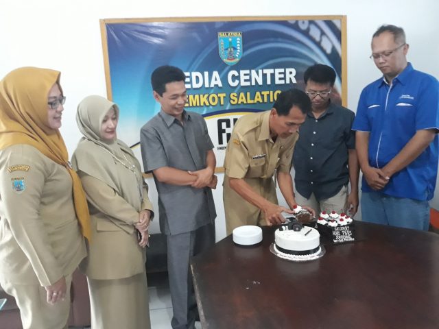 SELAMAT HPN : Kepala Bagian Protokol dan Komunikasi Kota Salatiga Rahadi Widya Prasetya didampingi Kasubbag Komunikasi Nurul Laily dan Kasubbag Protokol Rohmawati Utami bersama Wakil Ketua DPRD Latif Nahari saat memotong kue ultah HPN didampingi Ketua PWI Salatiga Surya Yuli dan wartawan senior Dhinar Sasongko. (foto : dekan bawono/ jateng pos).