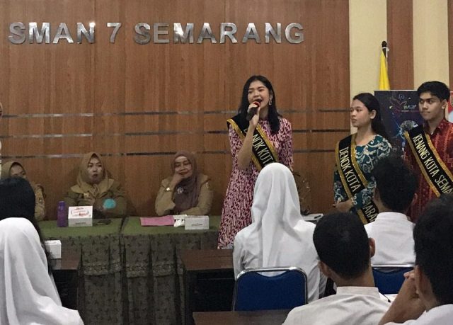 ROADSHOW : Vania Via Eustasia Denok 2019, tengah memberikan informasi dan berbagi pengalaman kepada calon peserta Denok – Kenang 2020