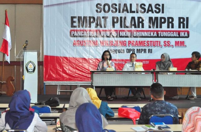 EDUKASi : Pembicara sosialisasi dan edukasi empat pilar kebangsaan, tengah memberikan materi dihadapan peserta yakni para mahasiswa Undip Semarang.