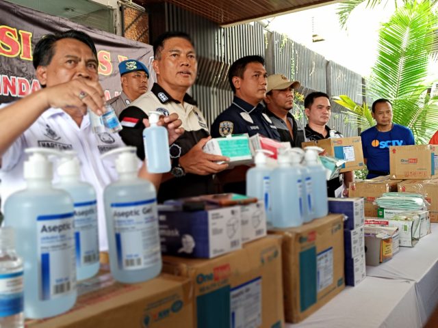 KETERANGAN PERS:Polda Jawa Tengah mengungkap penimbunan masker kesehatan dan cairan antiseptik di Kota Semarang, menyusul kelangkaan terhadap alat-alat kesehatan itu di beberapa waktu terakhir. Sedikitnya 3 orang pelaku diamankan.