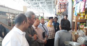 SIDAK PASAR : Komisi B DPRD Salatiga saat melakukan sidak ke Pasar Rejosari, menyerap aspirasi para pedagang.