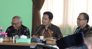 PIMPIN ROMBONGAN:Ketua Komisi E Abdul Hamid (kiri) memimpin rombongan di BRSKPN milik Kementerian Sosial di Jakarta Timur.(Foto: dok humas dprd jateng)