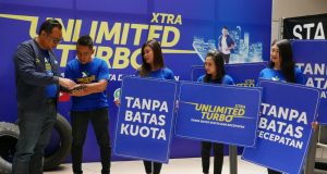 XTRA UNLIMITED TURBO- Head of Sales Area Semarang, Kudus, dan Solo XL Axiata, Heriantoni (kiri), meluncurkan fitur Xtra Unlimited Turbo di Semarang, Kamis (5/3/2020). Fitur ini memberikan manfaat tambahan bagi pelanggan layanan XL prabayar untuk mengakses aplikasi-aplikasi pilihan tanpa batasan kuota dan kecepatan. Seluruh pelanggan di 29 kabupaten dan 6 kota di Jawa Tengah sudah dapat mengakses fitur ini sejak sekarang. FOTO : PRAST.WD/JATENG POS