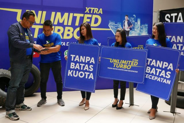 XTRA UNLIMITED TURBO- Head of Sales Area Semarang, Kudus, dan Solo XL Axiata, Heriantoni (kiri), meluncurkan fitur Xtra Unlimited Turbo di Semarang, Kamis (5/3/2020). Fitur ini memberikan manfaat tambahan bagi pelanggan layanan XL prabayar untuk mengakses aplikasi-aplikasi pilihan tanpa batasan kuota dan kecepatan. Seluruh pelanggan di 29 kabupaten dan 6 kota di Jawa Tengah sudah dapat mengakses fitur ini sejak sekarang. FOTO : PRAST.WD/JATENG POS