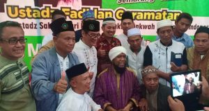 BERSAMA FOSTAM: Ustad Fadhlan Garamatan (tengah), foto bersama pengurus Fostam dalam Pengajian Akbar di masjid Assalam Damai Kel.Gedawang Banyumanik Semarang. Foto: jatengpos.co.id