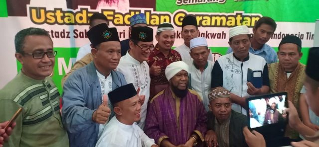 BERSAMA FOSTAM: Ustad Fadhlan Garamatan (tengah), foto bersama pengurus Fostam dalam Pengajian Akbar di masjid Assalam Damai Kel.Gedawang Banyumanik Semarang. Foto: jatengpos.co.id