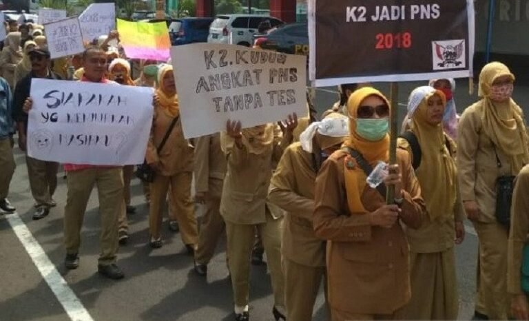 Kudus Kekurangan 976 Guru PNS