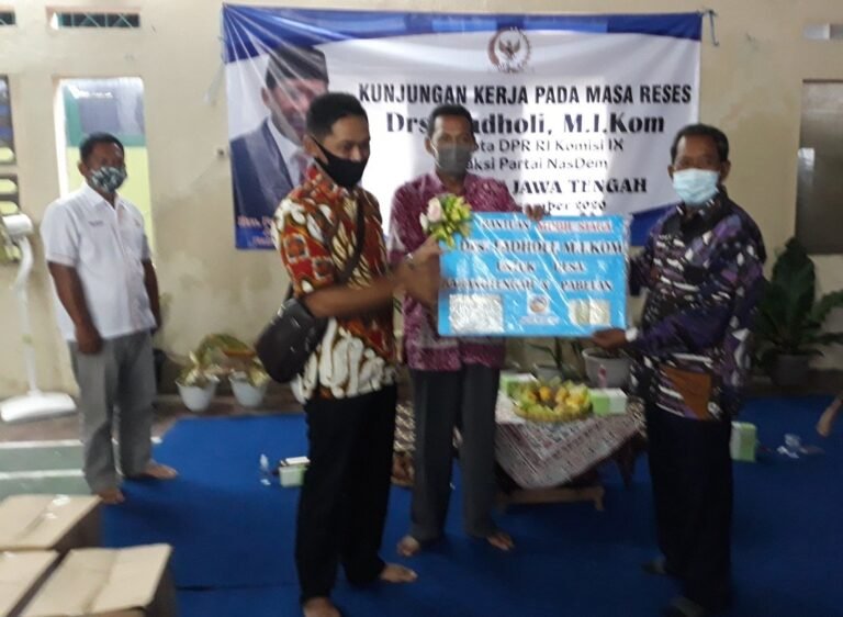 Fadholi Bantu Mobil Operasional Desa