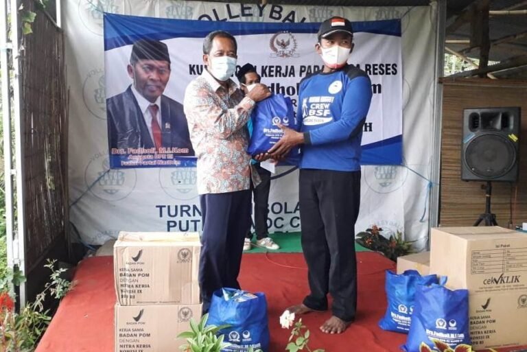 Fadholi Serahkan Ratusan Paket Sembako