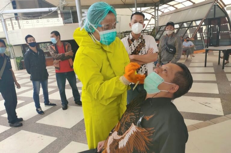 Jaga Prokes, Karyawan Rutin Rapid Tes