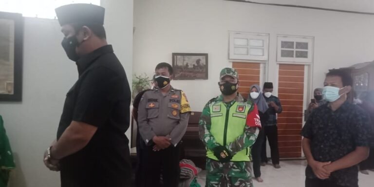 Babinsa Koramil 05 Banyumanik Terapkan Prokes Meskipun Dalam Suasana Duka