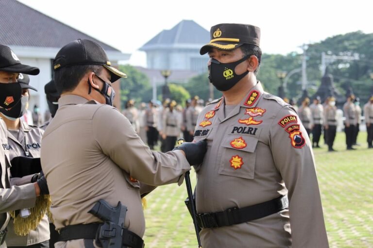 Kapolda Jateng Sematkan Pin Emas Kapolri Pada Dirresnarkoba Polda Jateng