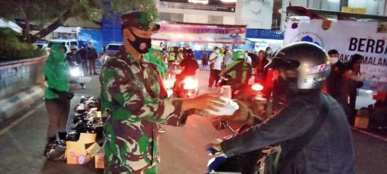 Bagikan 1.000 Nasi Setiap Sore